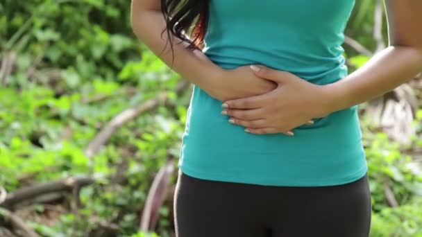 Dor de menstruação ou dor de estômago — Vídeo de Stock