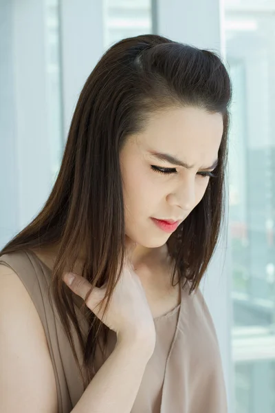 Sjuk kvinna med hals problem — Stockfoto
