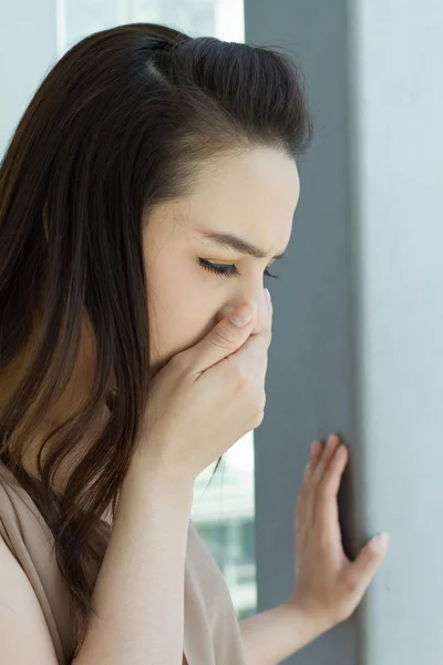 Mujer con resfriado o gripe, secreción nasal — Foto de Stock