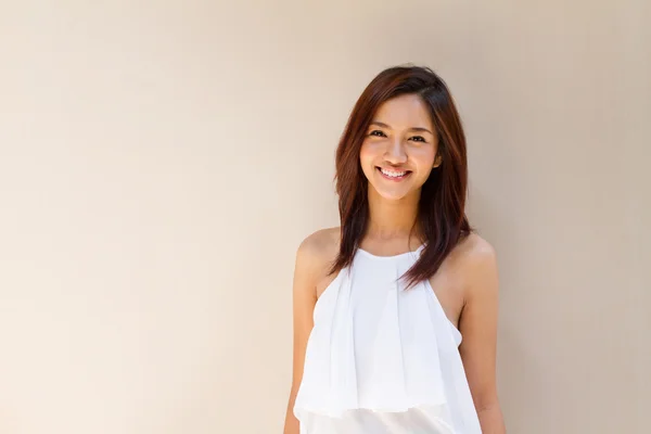 Portret van gelukkig lachende vrouw in casual kleding — Stockfoto