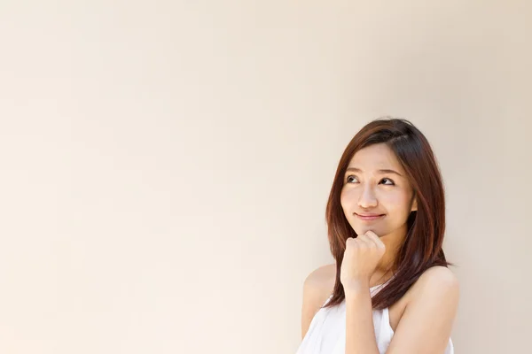 Mujer feliz mirando el fondo en blanco — Foto de Stock