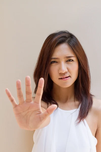 Γυναίκα με στάση, απορρίψει, αρνούνται, να απαγορεύουν, αρνητικό σημάδι χέρι — Φωτογραφία Αρχείου