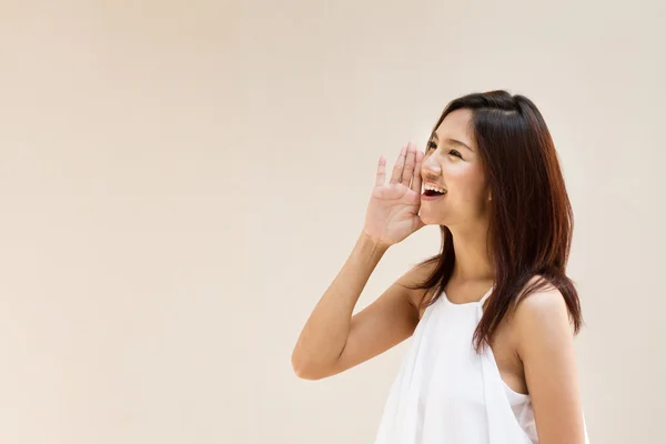 Sonriente mujer feliz, habla, grita, anuncia, comunica —  Fotos de Stock