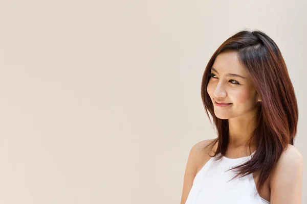 Sorrindo mulher feliz olhando para fundo em branco — Fotografia de Stock