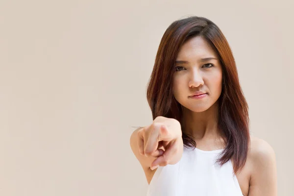 Frau zeigt mit dem Finger auf dich, negative oder wütende Stimmung — Stockfoto