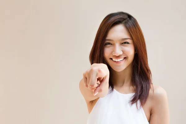 Lachende vrouw punt vinger naar u, positieve stemming — Stockfoto