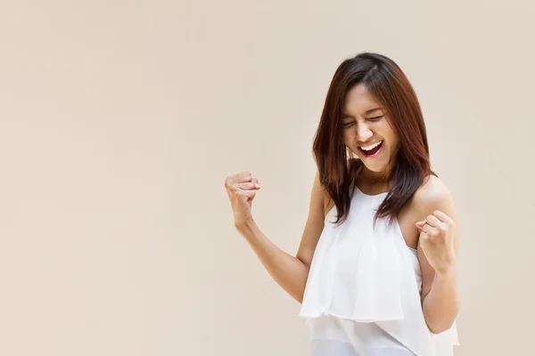 Mujer feliz, positiva, sonriente, confiada en el fondo llano — Foto de Stock