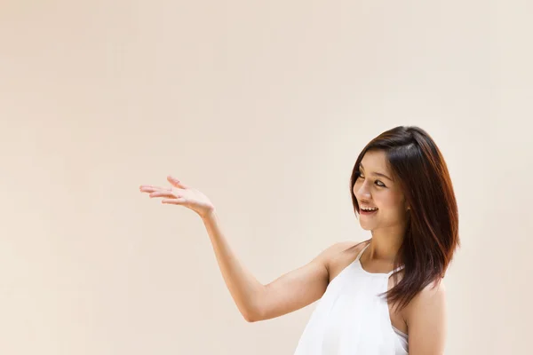 Mão mulher segurando espaço em branco no fundo tom quente simples — Fotografia de Stock