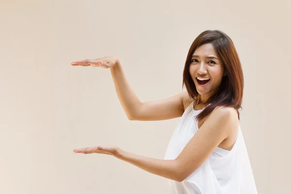 Frau Hand hält leeren Raum auf einfachen warmen Ton Hintergrund — Stockfoto