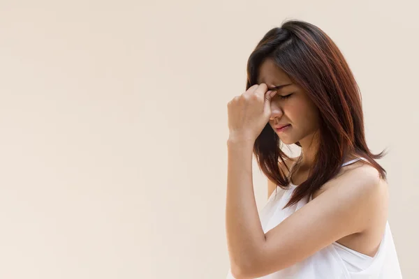 Mujer enferma con dolor de cabeza o síntomas múltiples —  Fotos de Stock