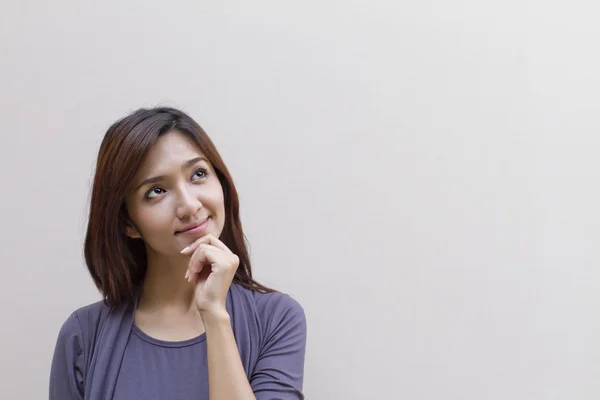 Mujer feliz mirando el fondo en blanco con texto o espacio de copia — Foto de Stock