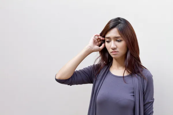 Mujer pensante, mirando hacia arriba sobre fondo liso con espacio — Foto de Stock