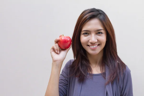 Kırmızı elma ile gülümseyen mutlu kadın — Stok fotoğraf