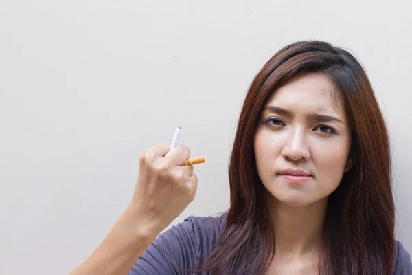 Wanita berhenti merokok, menghancurkan rokok — Stok Foto