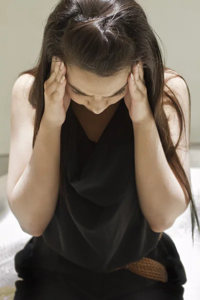 Уставшая женщина с головной болью, мигренью, стрессом — стоковое фото