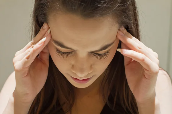Erschöpfte Frau mit Kopfschmerzen, Migräne, Stress — Stockfoto