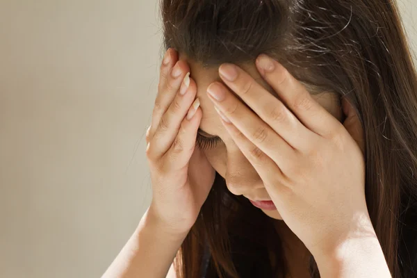 Erschöpfte Frau mit Kopfschmerzen, Migräne, Stress — Stockfoto