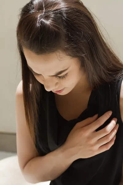 Hjärtat problem eller bröstkorgen smärtar, kvinnlig modell — Stockfoto