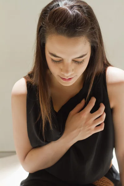 Problema cardíaco ou dor torácica, modelo feminino — Fotografia de Stock