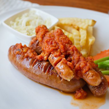 kızarmış patates ve sebze sosis tabağı