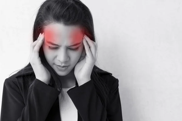 Mujer con dolor de cabeza, migraña, estrés, insomnio, resaca con — Foto de Stock