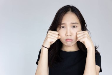 Mutsuz ve üzgün kadın ağlıyor