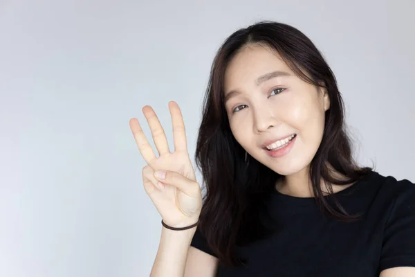 Mujer Asiática Señalando Contando Tres Dedos Retrato Positiva Feliz Sonriente — Foto de Stock