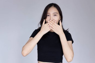 Ağzını kapatan ve konuşamayan genç kadın, sansür, konuşma özgürlüğü, basın özgürlüğü, haber manipülasyonu, gizli, yanlış bilgilendirme, dedikodu, dedikodu, sahte haber