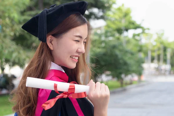 졸업식 행복하게 미소짓는 대학생들 성공적 교육의 고등학교 장학금 — 스톡 사진