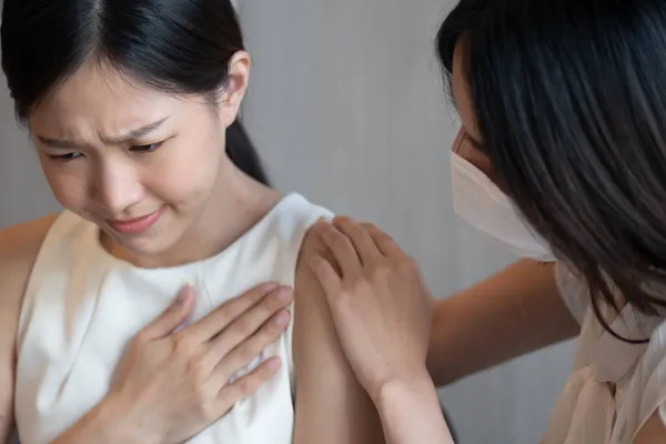 Vaccinerad Kvinna Med Ansiktsmask Som Tar Hand Ovaccinerad Kvinna Med — Stockfoto