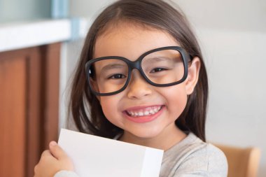 Genç kız okula mutlu dönüyor.