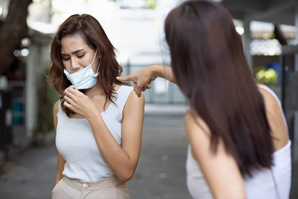 Mujer Cautelosa Que Usa Mascarilla Facial Advirtiendo Amigo Que Quite — Foto de Stock