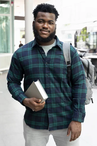 Glücklicher Und Erfolgreicher Afrikanischer Männlicher College Student Kehrt Zur Schule — Stockfoto