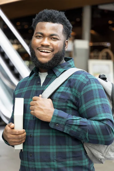 Glücklicher Und Erfolgreicher Afrikanischer Männlicher College Student Kehrt Zur Schule — Stockfoto