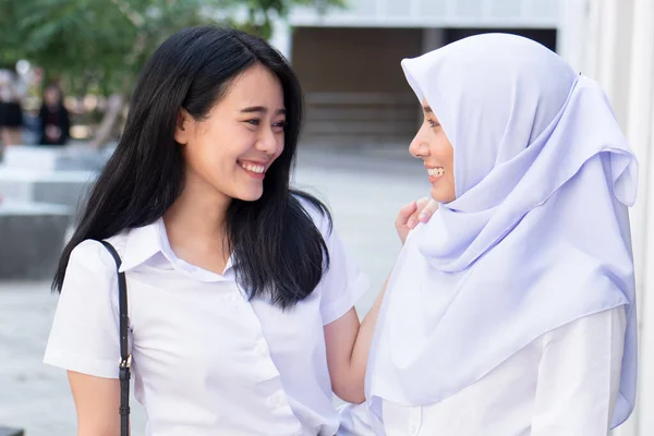 多様性と異なる宗教を持つ幸せな留学生が学校に戻る — ストック写真