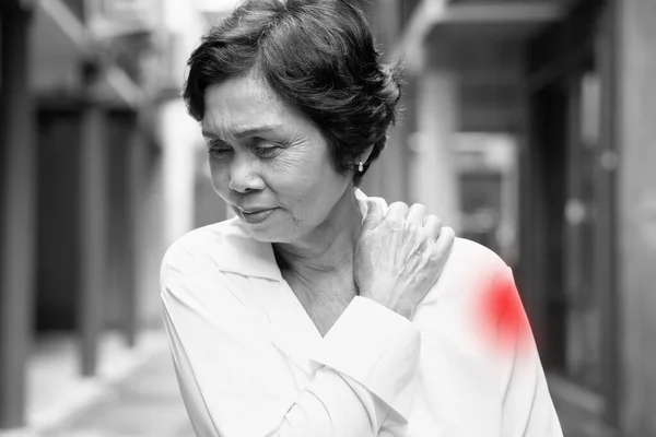 Вакцинация Старшей Азиатской Женщины Страдающей Побочным Эффектом Вакцины После Выстрела — стоковое фото