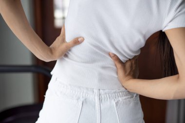 Kadının sırt ağrısı, bel fıtığı diski, omurga yerinden oynaması var.