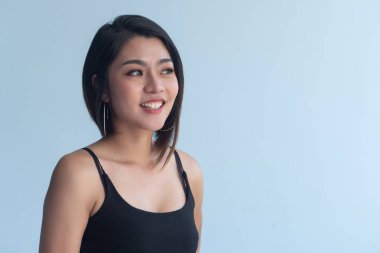 Dertsiz ve rahat bir şekilde gülümseyen mutlu kadın.