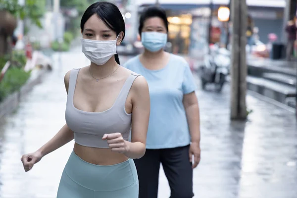 Aziatische Mensen Uit Werken Terwijl Het Dragen Van Gezichtsmasker — Stockfoto
