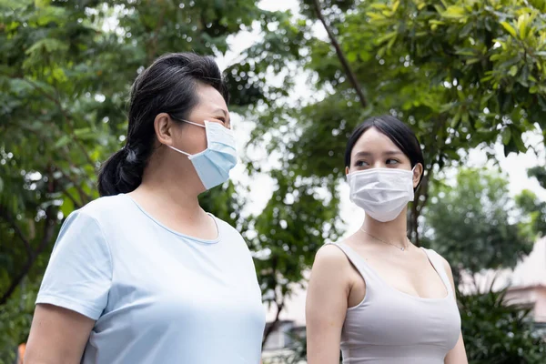 Twee Aziatische Vrouwen Moeder Dochter Uit Werken Samen Met Gezichtsmasker — Stockfoto