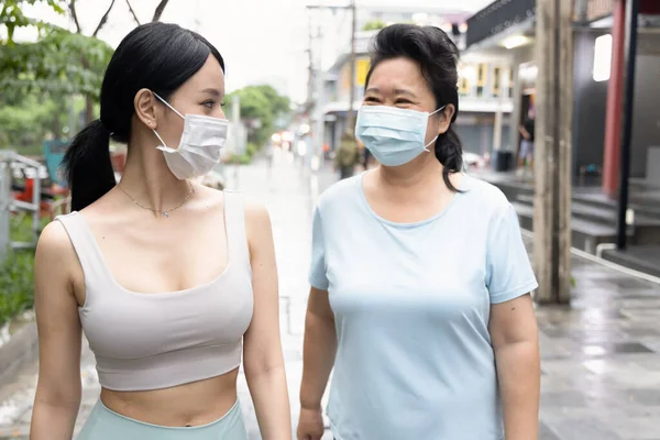 Twee Aziatische Vrouwen Moeder Dochter Uit Werken Samen Met Gezichtsmasker — Stockfoto