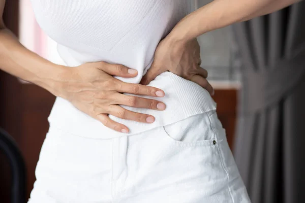 Asiatisk Kvinna Med Magont Menstruationsperiod Kramp Buksmärta Matförgiftning Gastrit Sura — Stockfoto