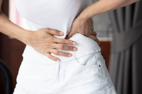 Asijka Bolestí Břicha Pojetím Menstruační Periody Křeče Bolesti Břicha Otravy — Stock fotografie