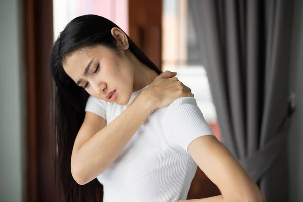 Mujer Asiática Sufre Dolor Lesión Articulación Del Hombro — Foto de Stock