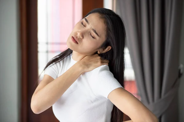 アジアの女性は肩関節の痛みや怪我に苦しんでいます — ストック写真