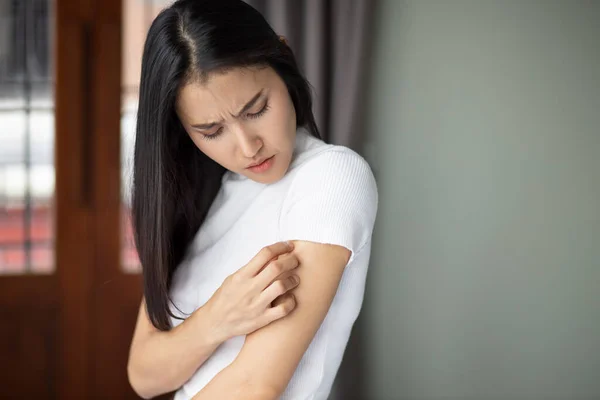 Wanita Asia Menggaruk Kulit Lengannya Konsep Kulit Kering Alergi Dermis — Stok Foto