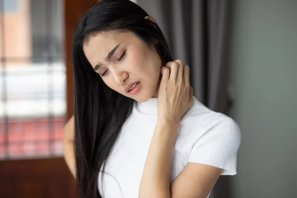 Asian Woman Scratching Her Neck Skin Concept Dry Skin Allergic — Stock Photo, Image