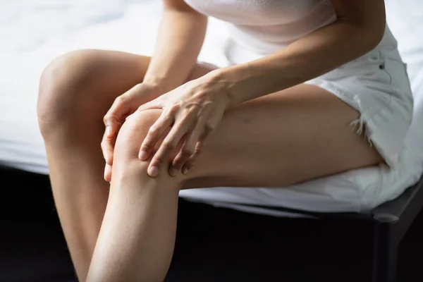 Aziatische Jonge Vrouw Met Knie Gewrichtspijn Knieblessure Probleem Concept Van — Stockfoto