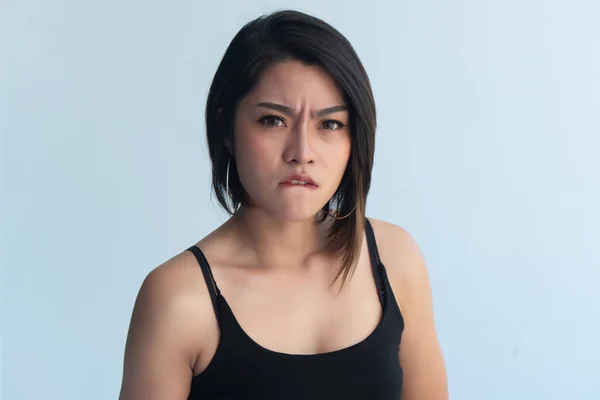 Upprörd Arg Frustrerad Sydöstra Asiatisk Kvinna Med Aggressiv Kropp Uttryck — Stockfoto