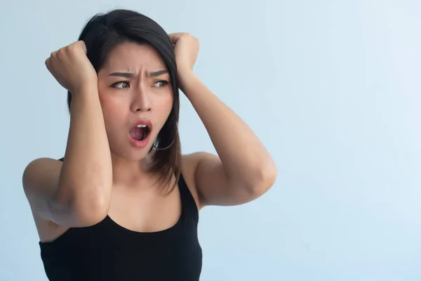 Orolig Upprörd Asiatisk Kvinna Skrika Högt Efter Att Missat Något — Stockfoto